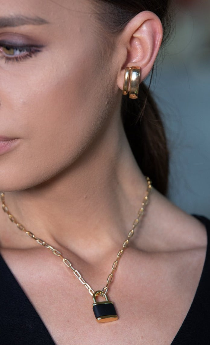 Link Necklace in 18k Gold With a Minimalist Black & Gold Padlock