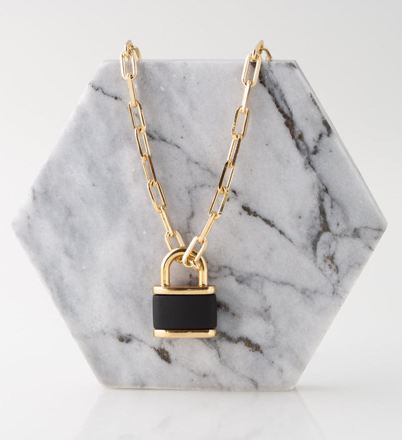 Link Necklace in 18k Gold With a Minimalist Black & Gold Padlock
